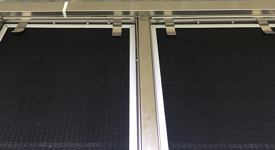 安装快捷方便的挡沙网紧固件（上方）。