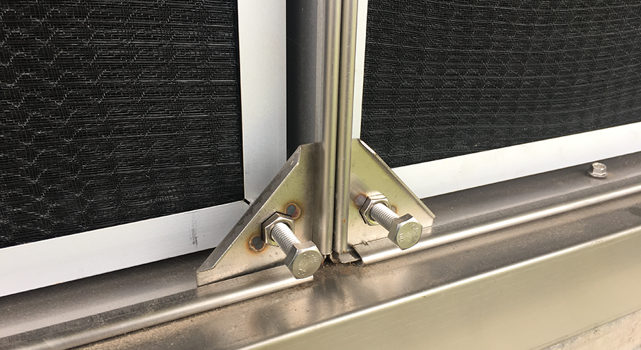 安装快捷方便的挡沙网紧固件（下方）。